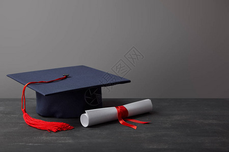 文凭和学术帽图片