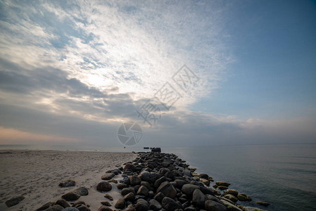 夏季的平静海滨沙滩图片