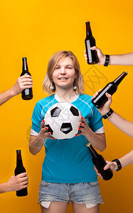 在橙色背景下在球和酒瓶之间进行选择的运动金图片