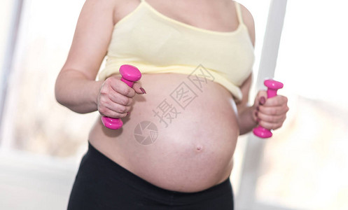 孕妇用哑铃做运动图片