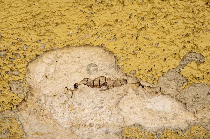 房子墙上的黄灰石膏有裂缝和图片