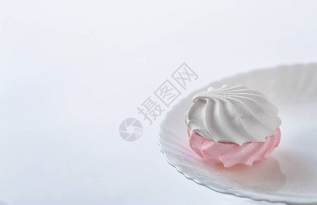 白色背景上的白色盘子上的白色粉红色和风正视图图片