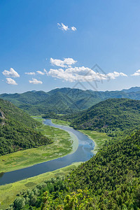 风景如画的蜿蜒河流在青山间流淌图片