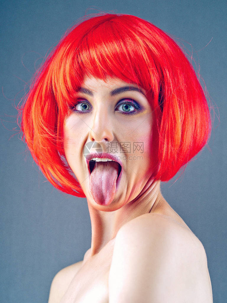 漂亮的美女穿着红色假发的漂亮女人做面图片