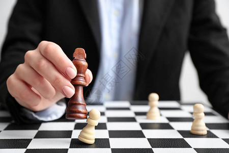 象棋在桌边打棋结业的女商人制定职业发图片
