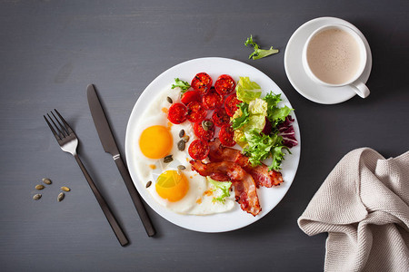 健康的keto饮食早餐鸡蛋西红柿图片