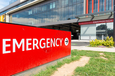 在澳大利亚本迪戈医院急诊室外的红色紧急信号处发出图片