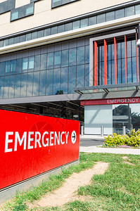 在澳大利亚本迪戈医院急诊室外的红色紧急信号处发出高清图片