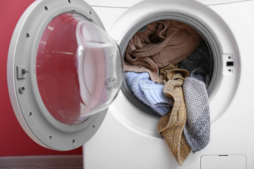 现代洗衣机衣着彩色图片