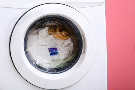 有洗衣的洗衣机在颜色背景图片