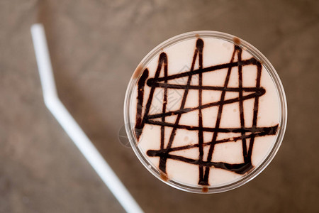 奶泡上的巧克力酱冰咖啡图片