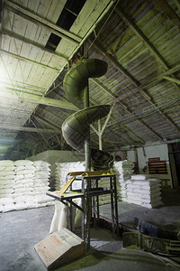 以生产加工为主题用于生产谷物的旧低技术工厂的机制苏联工厂时代企图片
