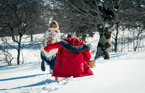 有妈在雪地里散步的女孩图片