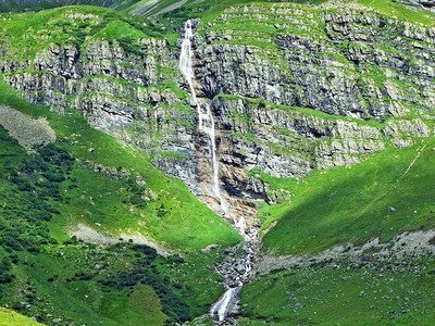 瑞士格拉鲁斯州WichlenAlpine山谷的Mattbach图片