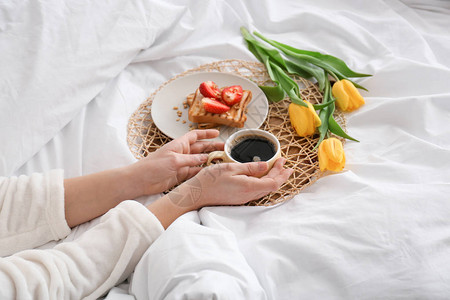 在床上吃健康早餐图片