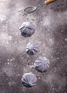灰色背景中的紫莓自制棉花糖悬浮食物图片