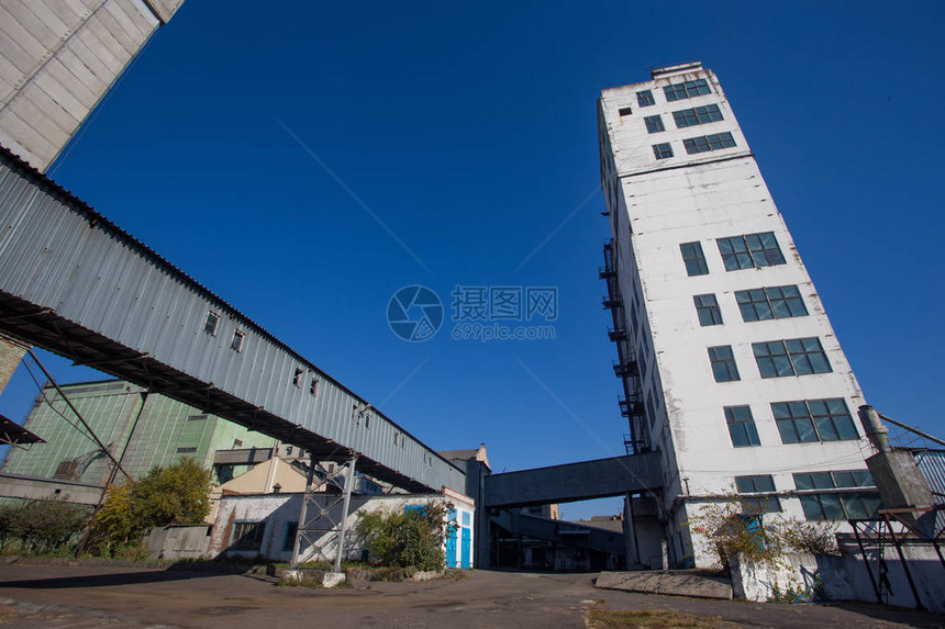 老厂的领地用于食品储存和运输的建筑物东欧废弃工厂的铁塔和铁塔的金属结构图片