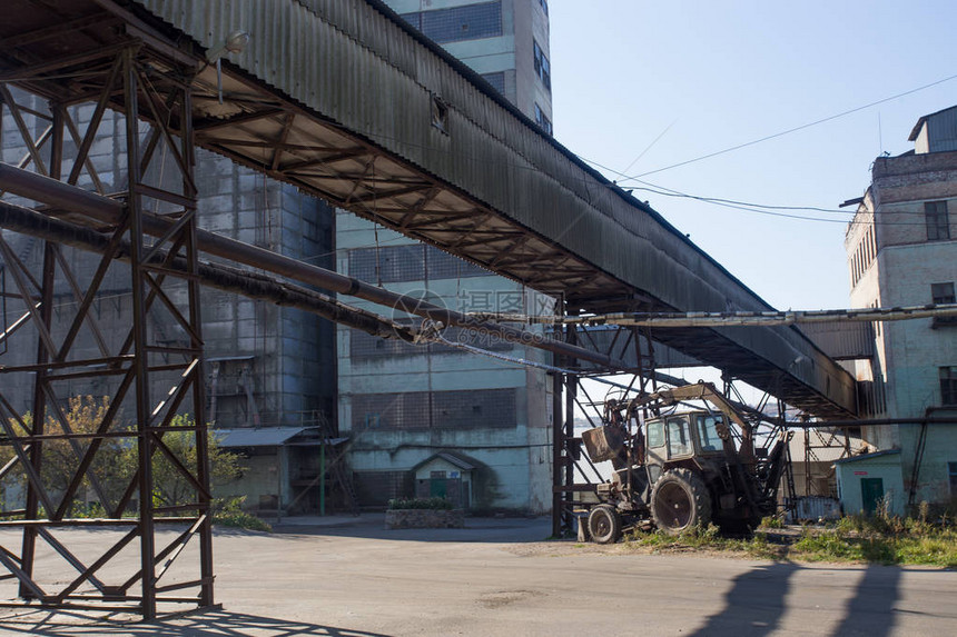 老厂的领地用于食品储存和运输的建筑物东欧废弃工厂的铁塔和铁塔的金属结构图片
