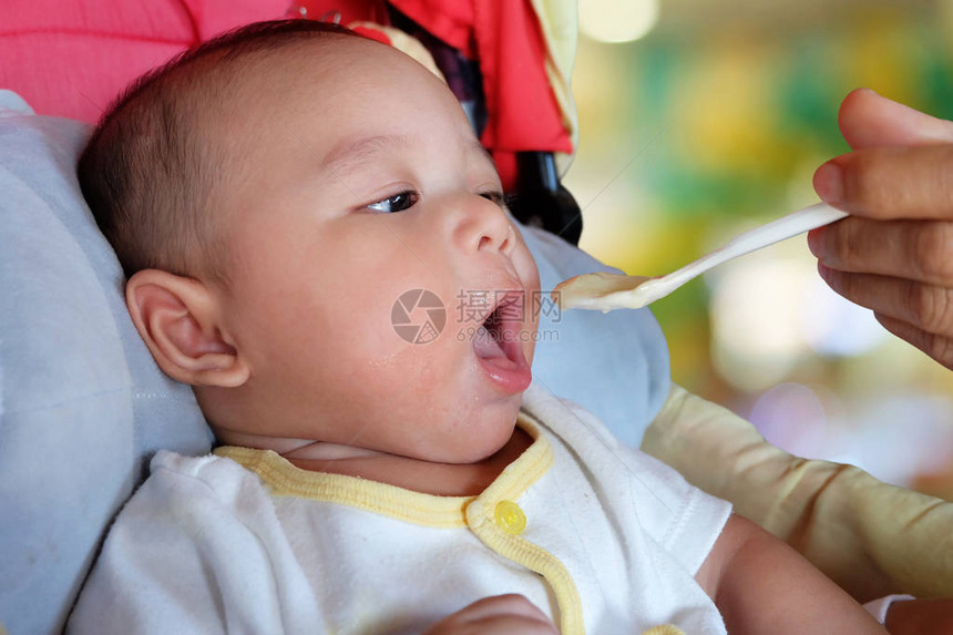 可爱的亚洲男婴新生婴儿吃食豆质图片