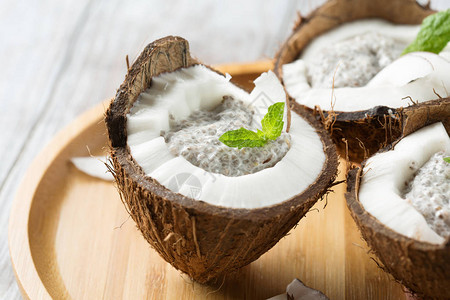 新鲜椰子奇亚籽布丁健康生活方式健康饮食节食减肥和均图片