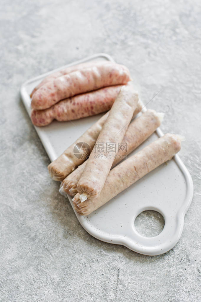 陶瓷切制板上各种香肠猪肉土耳其鸡肉灰图片