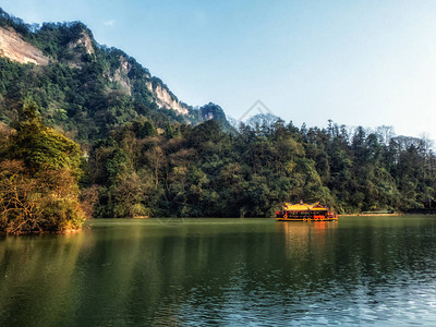 Dujiangyan清正山Yuecheng湖的木船图片