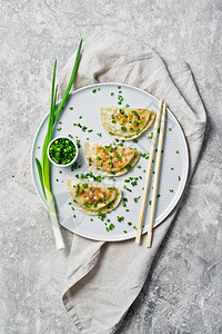 韩国油炸子筷子新鲜绿洋葱灰色图片