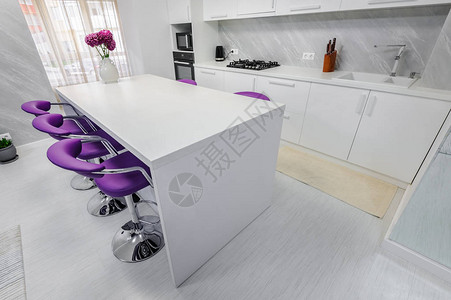 现代白色厨房室内有紫色酒吧椅最起图片