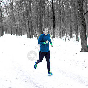 冬天成年男子在森林里跑图片