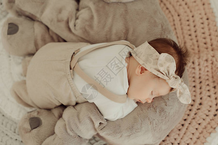 新生婴儿睡觉的肖像图片