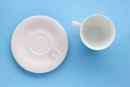 厨房餐具和饮料概念蓝色背景的空杯子背景图片