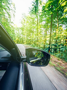 新的现代汽车快速驶入森林的垂直视角图片