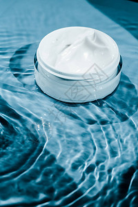 水背景敏感护肤保湿霜背景图片