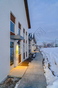 冬天沿着房屋和雪地的小路图片