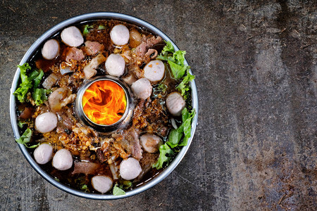 泰国风格的肉汤放在火锅里图片