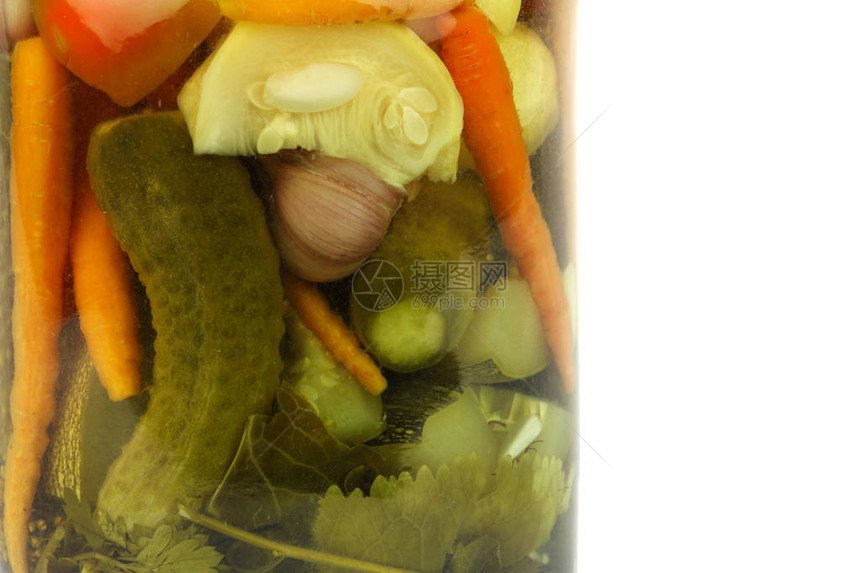 罐装自制腌蔬菜和香草腌制和罐装黄瓜胡萝卜和西红柿冬季提供维生素和营养素的传统素食餐图片