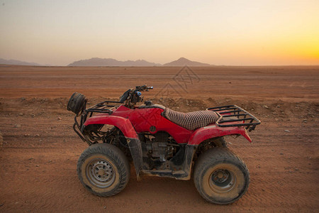 在沙姆伊赫以北的埃及沙漠中游览的汽车图片