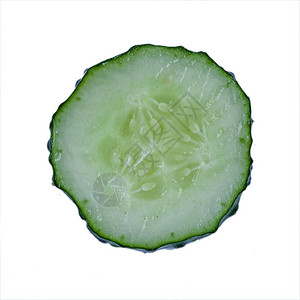 新鲜的绿色黄瓜片上白色孤立图片