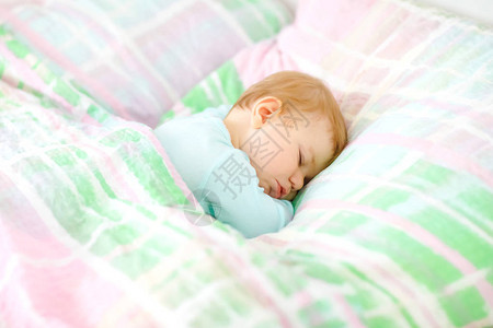 可爱的小女婴睡在床上白天睡觉时平静的孩子做梦父母床上的漂亮宝贝睡图片