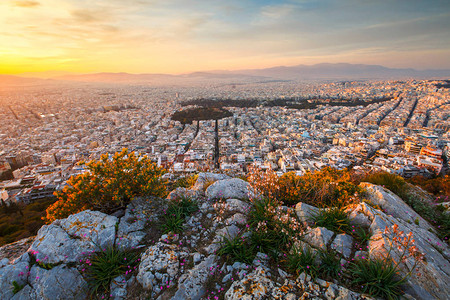 雅典在希腊日落时从Lycabet图片