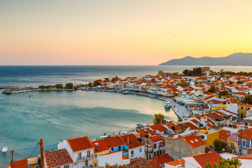 希腊萨摩斯岛上风景如画的毕达哥里奥小镇图片