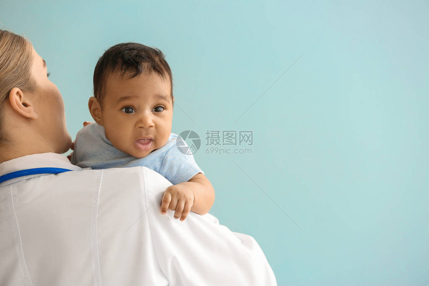 带有非裔美国婴儿的彩色图片