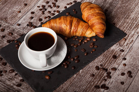 黑木桌边的热咖啡早餐很好吃图片
