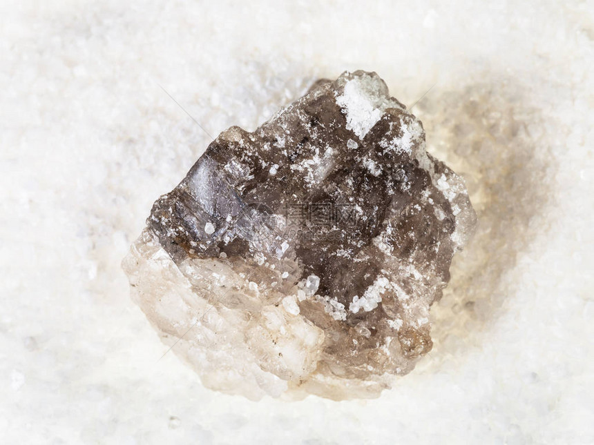 谷状岩盐中粗糙的卤化物矿图片