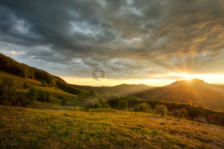 山地景色大日落的卡帕蒂亚图片