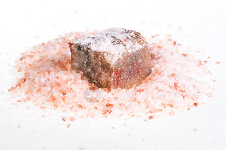 白色背景的粉红色喜马拉雅盐堆积中图片