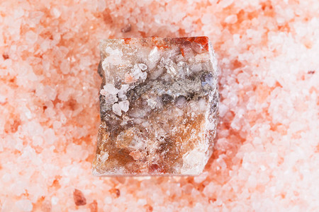 玉米粉红色喜马拉雅盐中卤化物矿的天然粗糙高清图片