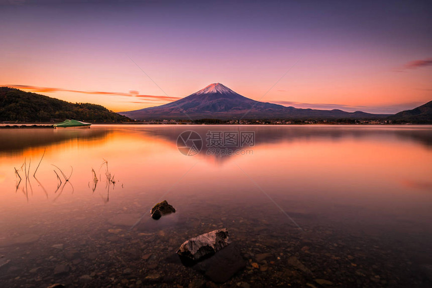 日本藤川口子日出时富士山在川口子湖上图片