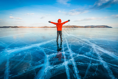 在俄罗斯西伯利亚Baikal湖冰冻水中图片