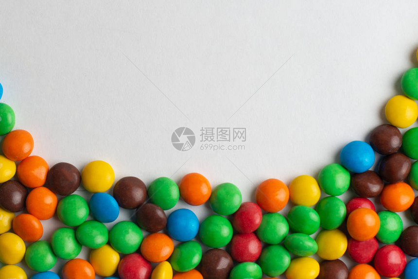 白色背景上五彩糖果的彩色框架图片